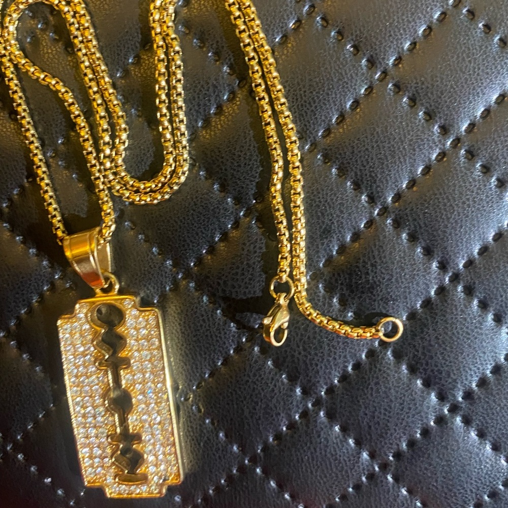 Gold Razor blade necklaces - Picture 3 of 4